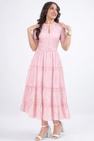 فستان أنثوي راقي بطبعات دانتيل أنيقة