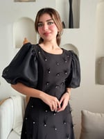 فستان متوسط الطول أنثوي، مزخرف بتطريزات ناعمة