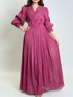 فستان طويل بتفاصيل زهور أنيقة