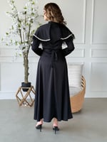 فستان مميز بكاب أنيق وتفاصيل ناعمة على الخصر