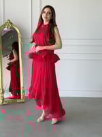 بلوزة بياقة مرتفعة ناعمة وطيات خفيفة