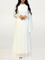 فستان بتصميم هادئ يعكس الأناقة والنعومة