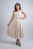 فستان أنيق بتصميم ناعم يبرز جمال القوام بأسلوب أنث...