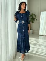 فستان دانتيل فاخر بقصة أنثوية وتفاصيل وردية راقية