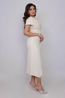 فستان أنيق بلون كريمي ناعم يجمع بين الرقي والبساطة