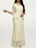 فستان بتصميم دانتيل غني بالتفاصيل