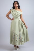 فستان ناعم بتصميم أنثوي راقٍ