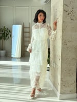 فستان دانتيل أبيض أنيق بتفاصيل شفافة وقصة عصرية