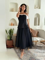 فستان بكتف مكشوف وتنورة تول تنساب بنعومة