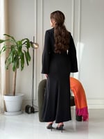 فستان بياقة بليزر وفتحة صدر لامعة تضيف لمسة عصرية...