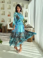 فستان شيفون بطبعات بحرية وقصة كشكش انسيابية