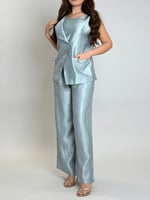 طقم نسائي بتصميم عصري