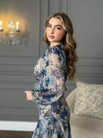 فستان بطبعات ناعمة وقصة متموجة بطبقات