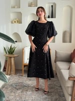 فستان متوسط الطول أنثوي، مزخرف بتطريزات ناعمة