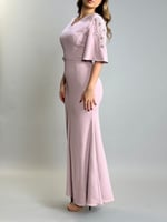 فستان سهرة راقٍ بتصميم انسيابي وحزام ناعم يبرز الخ...