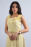 فستان بتصميم راقٍ ولمسة أنثوية ناعمة