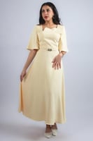 فستان بتفاصيل كتف مرصّعة