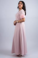 فستان نعومة الورد الأنيق