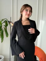 فستان بياقة بليزر وفتحة صدر لامعة تضيف لمسة عصرية...