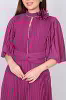 فستان طويل بتفاصيل وردة ملكية راقية