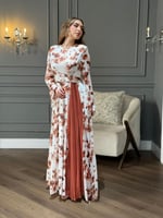 فستان بطبعات زهرية ناعمة وتصميم مميز بكسرات جانبية