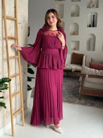 فستان مزوّد بتفاصيل ورود ناعمة على الصدر، وأكمام و...