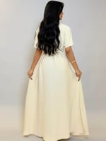 جلابية أنيقة بتطريز ناعم وحزام يبرز الخصر