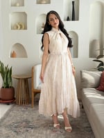 فستان همسة دانتيل لمسة أنثوية بطابع راقٍ