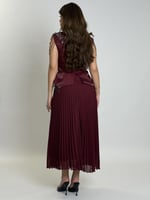 فستان أنيق بتصميم عصري يجمع بين البساطة والفخامة