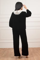 طقم أسود أنيق بياقة مزخرفة