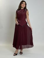 فستان أنيق بتصميم عصري يجمع بين البساطة والفخامة