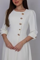 فستان أنيق بتصميم راقٍ يجمع بين البساطة والفخامة