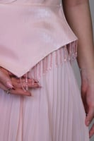 فستان أنيق بتصميم عصري يجمع بين البساطة والفخامة