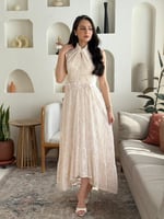 فستان همسة دانتيل لمسة أنثوية بطابع راقٍ