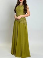 فستان انيق بتصميم راقٍ يجمع بين النعومة والفخامة