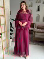 فستان مزوّد بتفاصيل ورود ناعمة على الصدر، وأكمام و...