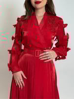 فستان سهرة بتفاصيل أنثوية جريئة