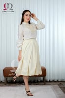 بلوزة بتصميم عصري ومليئة ب الاكسسوارات في الصدر