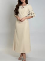 جلابية أنيقة بتصميم راقٍ يجمع بين الراحة والفخامة