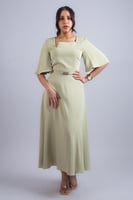 فستان بتفاصيل كتف مرصّعة