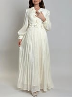 فستان طويل بتصميم أنثوي راقٍ