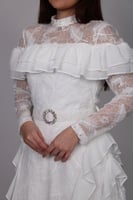 فستان رُقيّ الكشكش – دانتيل ناعم