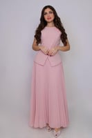 فستان أنثوي ناعم بتصميم عصري يجمع بين بساطة القصّة...