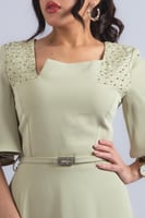 فستان بتفاصيل كتف مرصّعة