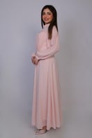 فستان سهرة طويل بتصميم أنثوي راقٍ