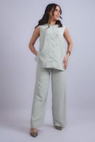 طقم أنيق بتفاصيل ناعمة