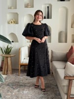 فستان متوسط الطول أنثوي، مزخرف بتطريزات ناعمة