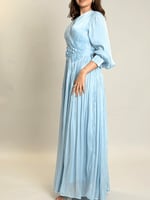 فستان طويل بتفاصيل زهور أنيقة