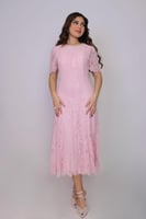 فستان دانتيل ناعم بتصميم أنثوي راقٍ