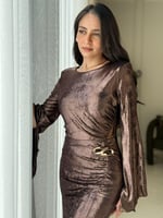 فستان بقصة مجسّمة وأكمام واسعة بلمسة فاخرة